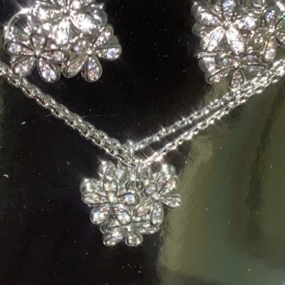 New Kate Spade gleaming gardenia cluster studs and pendant set - Picture 11 of 12